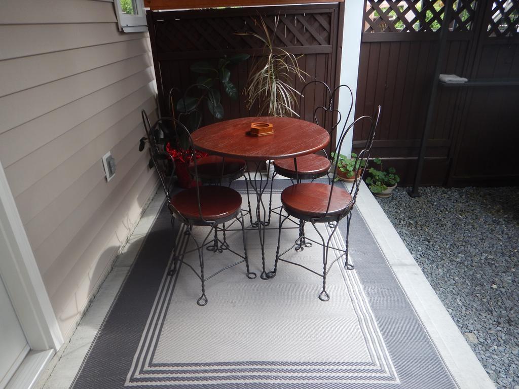 Clean And Quiet 2 Bdr 2 Bthr Private Entrance Entire Guests Suite Near Coquitlam Center Mall And Skytrain エクステリア 写真